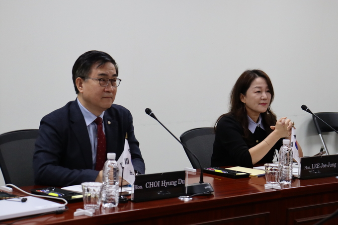 대한민국국회, 「제35차 한미일 의원회의」 참석한 대표단<br>
국민의힘 최형두 의원과 더불어민주당 이재정의원 