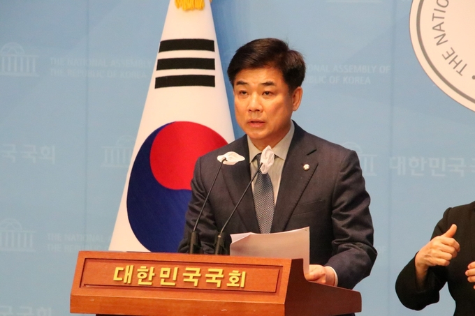 더불어민주당 김병욱 국회의원, 20일 ‘재건축 1+1입주권 활성화 및 중과세 면제 3법’대표발의 기자 회견을 하고있다 <br>
