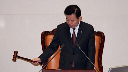 金의장 "선거 6개월 전 선거구 획정토록 법 개정하자"면서 의사봉을 두드리는 김의장 