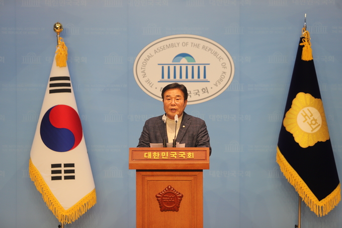 더불어민주당 이병훈 의원 이 3일 국회에서 기자회견을 하고있다 