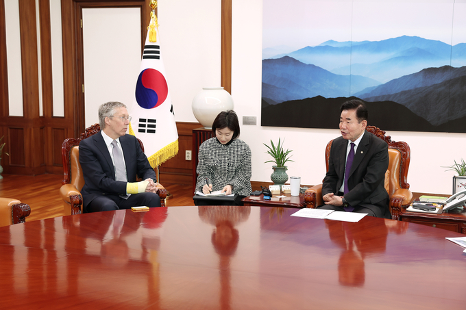 金의장, 주한네덜란드·독일대사 접견…하고 환담하고있다 <br>
<br>
국회제공