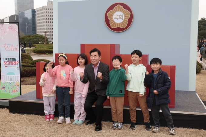 ‘2024 국회피크닉’을 개최했다.김진표 국회의장과 사진 찍는 어린이들<br>
<br>
국회제공<br>
