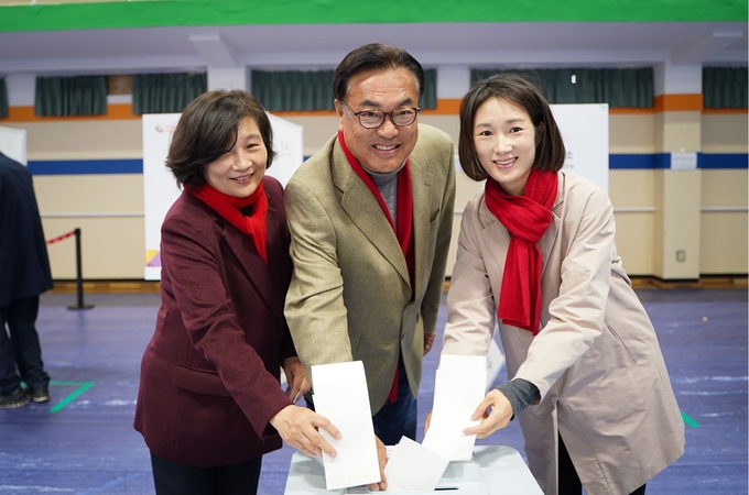(왼쪽)배우자, (가운데)국민의힘 정진석 의원 , (오른쪽) 큰딸
