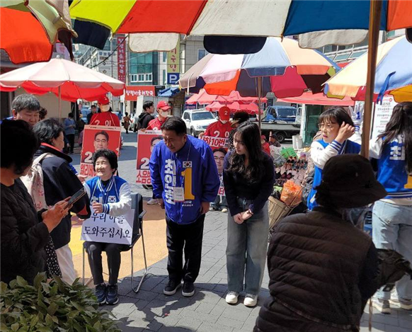 <하단오일시장에서 선거운동 하고있는 3대 가족 유세단, 왼쪽부터 후보 어머니, 친동생, 조카, 배우자>