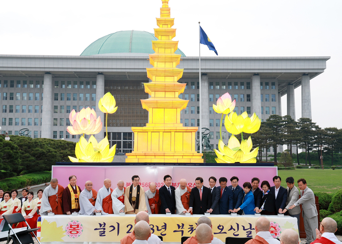 김진표 의장, 국회 정각회 봉축 점등식 에 참석 하고있다 <br>
<br>
국회제공<br>
