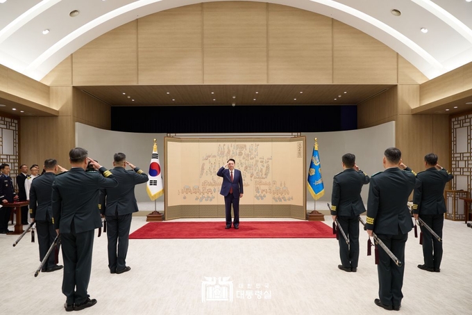 윤석열 대통령,은 지난1일 중장 진급자에 삼정검 수치 수여하고 경례를 받고있다 <br>
<br>
대통량실 