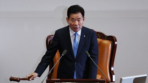 김진표 국회의장이 2일(목) 오후 제414회국회(임시회) 제1차 본회의 에서 의사봉을 두드리고 있다<br>
<br>
국회제공