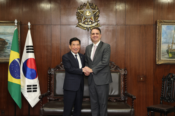 김진표 국회의장과 호드리구 파셰쿠 브라질 상원의장이 회담 후 악수하고 있다<br>
<br>
국회제공 
