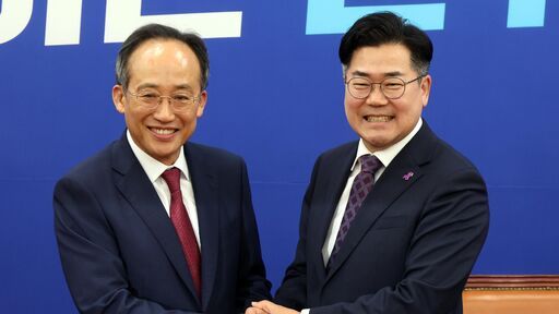 13일(월) 국회 본관 더불어민주당 원내대표실을 찾은 추경호(왼쪽) 국민의힘 원내대표가 박찬대 민주당 원내대표와 손을 맞잡고 반갑게 인사하고 있다.<br>
<br>
국회제공<br>
<br>
