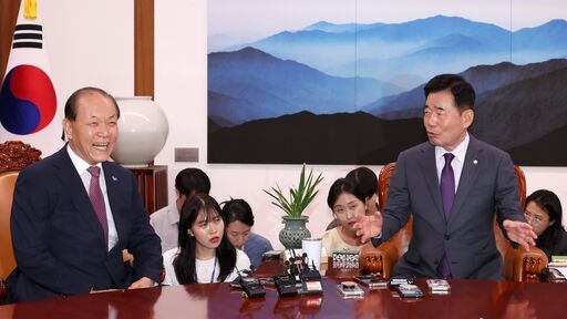 김진표(오른쪽)국회의장이 20일(월) 의장집무실을 예방한 황우여 국민의힘 비상대책위원장과 대화를 나누고 있다.<br>
