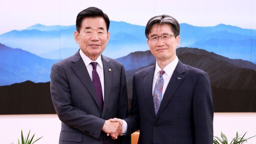 김진표 국회의장은 28일(화) 오전 의장집무실에서 오동운 제2대 고위공직자범죄수사처(공수처) 처장을 접견하고 악수하고있다<br>
<br>
국회제공