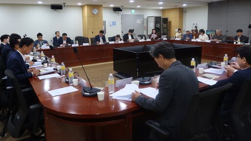 7일(금) 오후 국회의원회관 제9간담회의실에서 민병덕·송재봉·곽상언·김동아·김남근·이재관 의원 주최로 '자영업 민생입법 간담회'가 진행 중이다 