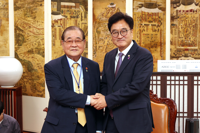 우원식 의장, 이종찬 광복회장 접견하고 악수하며 포즈를 취했다 <br>
<br>
국회제공