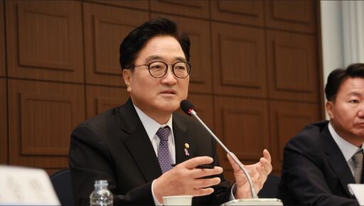 우원식 국회의장이 24일(월) 관훈클럽 초청 토론회에 참석해 기조연설을 하고 있다.(사진=김지범 촬영관)<br>
우원식 국회의장이 24일(월) 관훈클럽 초청 토론회에 참석해 기조연설을 하고 있다<br>
국회제공