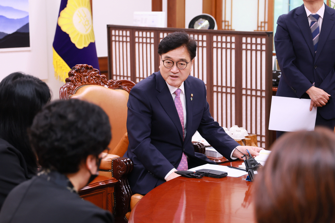 우원식 의장, 전주페이퍼 청년노동자 산재사망사고 유가족 을 만나 위로하고있다 <br>
<br>
국회제공 