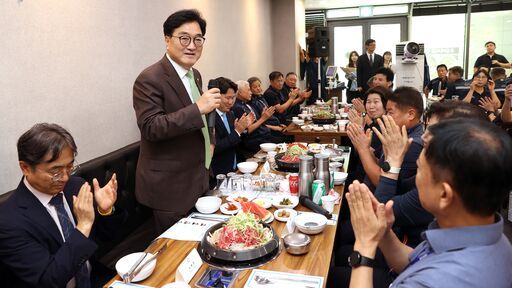 우원식 국회의장이 16일(화) 국회 청소노동자들과의 오찬 간담회에서 인사말을 하고 있다.<br>
<br>
국회제공