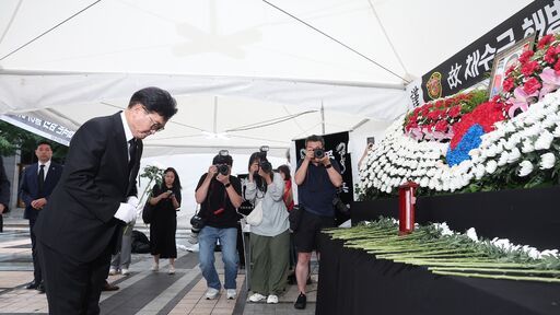 우원식 국회의장이 17일(수) 오후 서울시 중구 청계광장 고(故) 채수근 해병 순직 1주기 추모 시민분향소를 찾아 조문하고 있다.<br>
<br>
국회제공<br>

