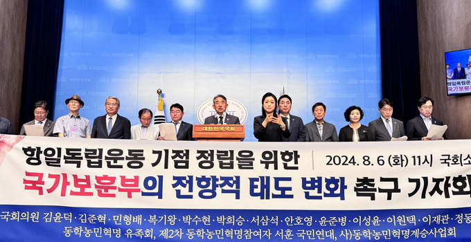 더불어민주당 윤준병의원이 지난8일 국회에서 관계자들과 기자회견을 히고있다 