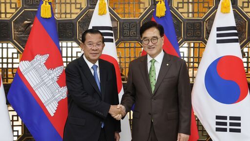 우원식 국회의장은 10일(화) 오전 국회접견실에서 훈 센 캄보디아 상원의장을 접견하고 악수를 하고있다 <br>
<br>
국회제공