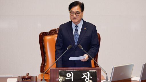 우원식 국회의장이 19일(목) 열린 제418회국회(정기회) 제8차 본회의에서 안건 처리에 앞서 모두발언을 하고 있다<br>
<br>
국회제공
