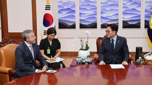 우원식 국회의장이 24일(화) 오후 의장집무실에서 게오르기 베니아미노비치 지노비예프 주한러시아대사와 대화를 나누고 있다.<br>
<br>
국회제공
