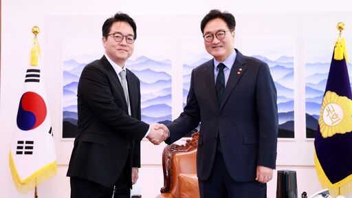 우원식 국회의장이 24일(화) 오전 의장집무실에서 심우정 신임 검찰총장을 만나 반갑게 악수하며 포즈를 취하고 있다<br>

