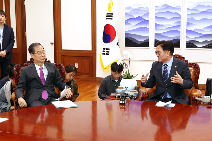  우원식 국회의장은 3일 오후 의장집무실에서 한덕수 국무총리를 만나 의정갈등 해결을 위한 사회적 대화의 필요성 등 현안에 대해서 논의했다<br>
<br>
국회제공<br>
