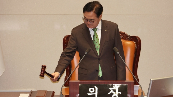 우원식 국회의장이 4일(금) 오후 열린 제418회국회(정기회) 제10차 본회의에서 의사봉을 두드리고 있다<br>
<br>
국회제공
