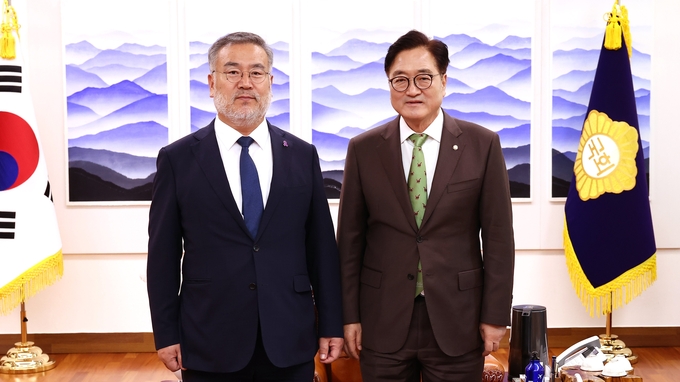 우원식 국회의장이 4일(금) 오후 의장집무실에서 송기춘 이태원참사 특별조사위원회 위원장과 기념촬영을 하고 있다.<br>
<br>
국회제공