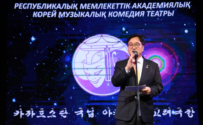 우원식 의장이 국립 고려극장 공연에 앞서 인사말을 하고 있다<br>
<br>
국회제공 