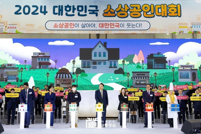 윤대통령은 작년 역대 대통령 최초 참석에 이어, 2년 연속 소상공인대회 참석 <br>
<br>
대통령실 