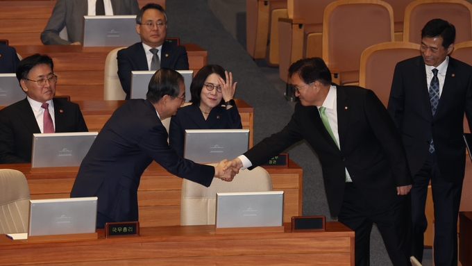 우원식 국회의장이 4일(월) 418회국회(정기회) 제11차 본회의에 앞서 '2025년도 예산안 및 기금운용계획안에 대한 정부의 시정연설'을 위해 출석한 한덕수 국무총리와 악수하고 있다.<br>
<br>
국회제공