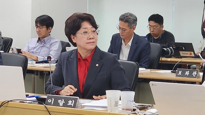 국민의힘 이달희 의원이 경청하고있다 
