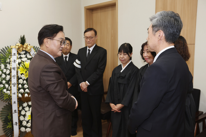 우원식 의장, 고(故) 오희옥 애국지사 조문 을 하고있다 <br>
<br>
국회제공 