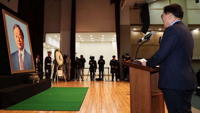 우원식 국회의장이 22일(금) 서울 동작구 국립서울현충원에서 열린 '김영삼 대통령 서거 9주년 추모식'에 참석해 추모사를 하고 있다.<br>
<br>
국회제공<br>
