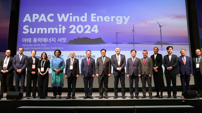 우원식 국회의장이 26일(화) 오전 인천 송도 컨벤시아에서 열린 '아태 풍력에너지 서밋(APAC Wind Energy Summit 2024)' 개막식 에 참석하고 이어 참석자들이 기념촬영을 하고 있다.<br>
<br>
국회제공<br>
