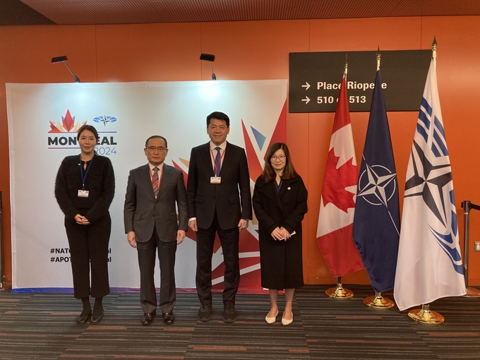 회의장 포토월에서 기념촬영 중인 NATO 국회 대표단 <br>
<br>
국회제공
