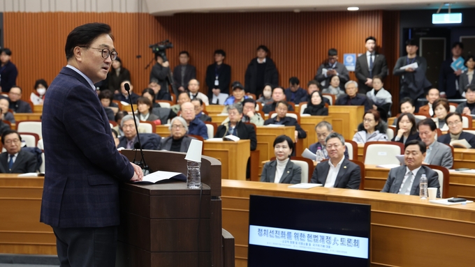 우원식 국회의장이 27일(수) 오후 국회박물관 대강당에서 대한민국헌정회 주최로 열린 '정치선진화를 위한 헌법개정 대토론회'에 참석해 축사를 하고 있다.<br>
<br>
국회제공