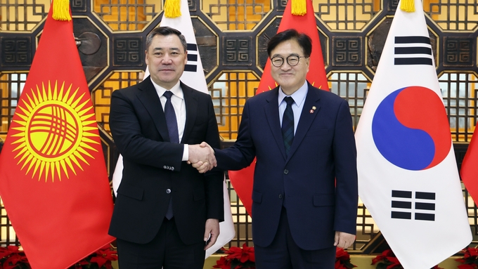 우원식 국회의장이 3일(화) 오후 국회접견실에서 사디르 자파로프 키르기즈공화국 대통령을 만나 반갑게 악수하며 포즈를 취하고 있다.<br>
<br>
국회제공