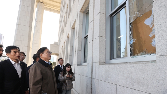 우원식(왼쪽에서 두 번째) 국회의장과 김민기(왼쪽에서 첫 번째) 국회사무총장이 4일(수) 계엄군의 국회의사당 진입 과정에서 국회본관 유리가 파손된 사무실 창문을 살펴보고 있다.<br>
국회제공