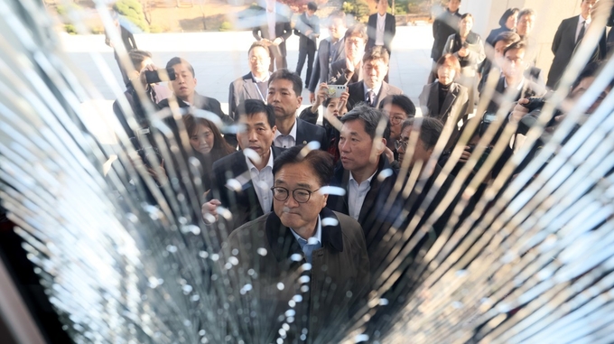우원식 국회의장이 4일(수) 오전 계엄군의 국회 진입에 따른 피해상황을 점검하고 있다.<br>
국회제공
