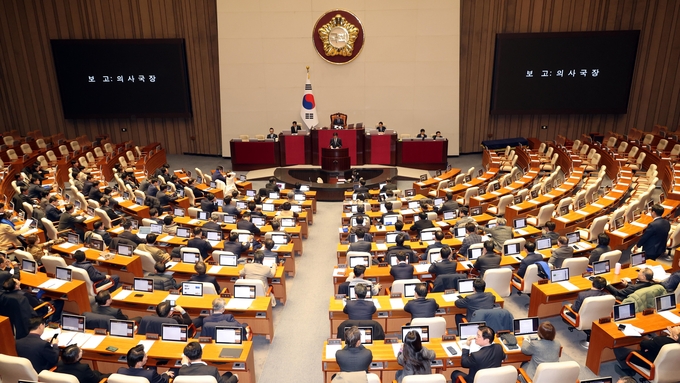우원식국회의장은 5일(목) 제418회국회(정기회) 제16차 본회의 개의를 선언하고 이어 제418회국회(정기회) 제16차 본회의에서 「대통령(윤석열) 탄핵소추안」이 보고되고 있다<br>
<br>
국회제공