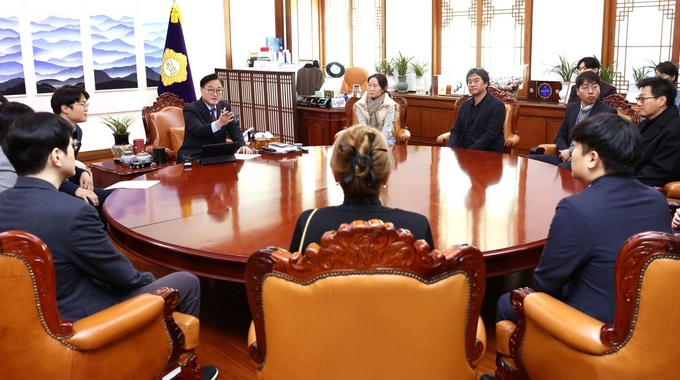 우원식 국회의장이 6일(금) 오전 의장집무실에서 이정효 더불어민주당 보좌진협의회 회장 등과 대화를 나누고 있다<br>
<br>
국회제공