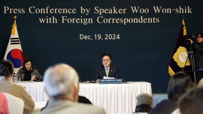 우원식 국회의장이 19일(목) 오후 국회 사랑재에서 주최한 외신 기자회견에서 발언하고 있다.<br>
<br>
국회제공