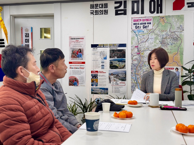 국민의힘 김미애의원이 덕성원 피해자들과 면담을 하고있다 