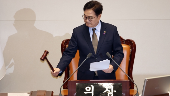 우원식 국회의장이 26일(목) 제420회국회(임시회) 제1차 본회의에서 마은혁·정계선·조한창 헌법재판관 선출안이 의결된 후 의사봉을 두드리고 있다<br>
<br>
국회제공<br>
