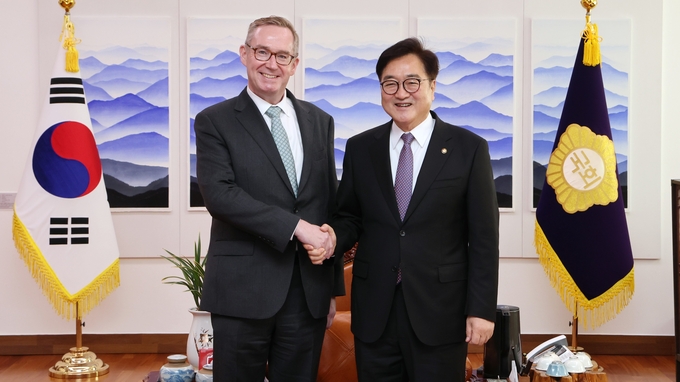 우원식 국회의장이 27일(금) 의장집무실에서 콜린 크룩스 주한영국대사를 만나 반갑게 악수하며 포즈를 취하고있다.