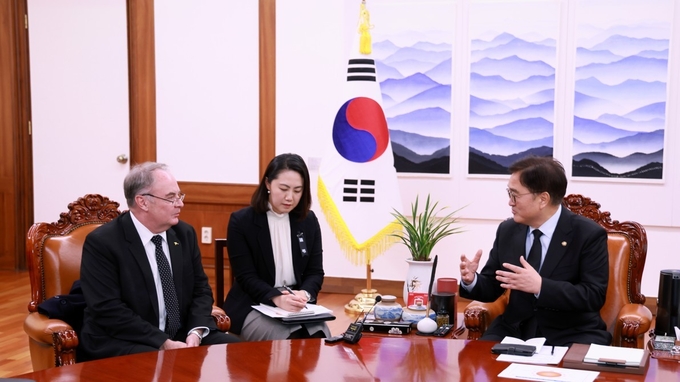 우원식 국회의장이 3일(금) 오후 의장집무실에서 제프리 로빈슨 주한호주대사와 만나 대화를 나누고 있다.<br>
<br>
국회제공