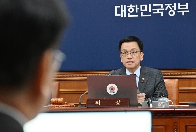 최상목 대통령권한대행겸 부총리겸 기획재정부 장관이 국무회의를 주재하고있다 <br>
<br>
기획재정부 
