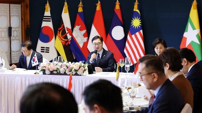 우원식 국회의장이 15일(수) 국회 사랑재에서 열린 아세안(ASEAN·동남아국가연합) 주한외교사절 초청 오찬 간담회에서 인사말을 하고 있다.<br>
<br>
국회제공<br>
<br>
